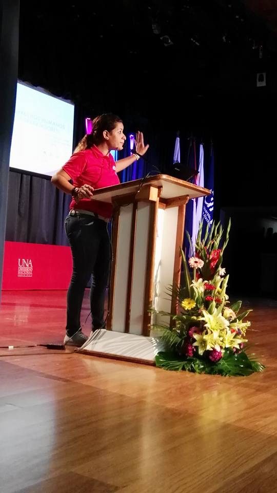 Rebe Bustamante en conferencia