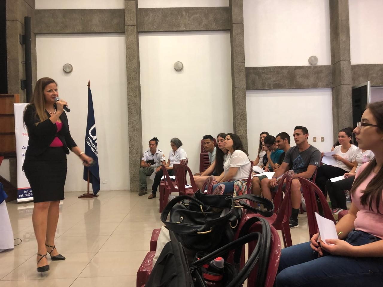 Rebe Bustamante impartiendo charla