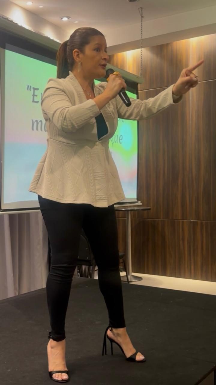 Rebe Bustamante con micrófono en conferencia